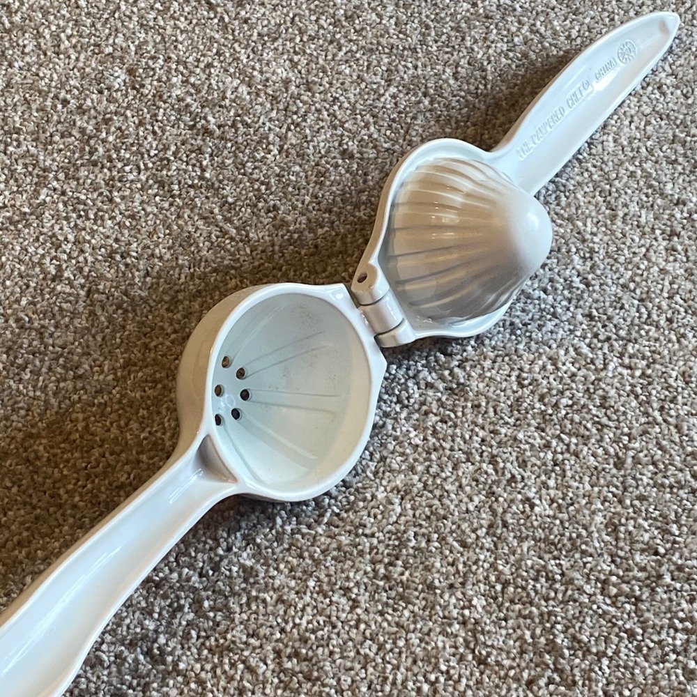 The Pampered Chef Citrus Press White Manual Handheld Lemon Lime Juicer